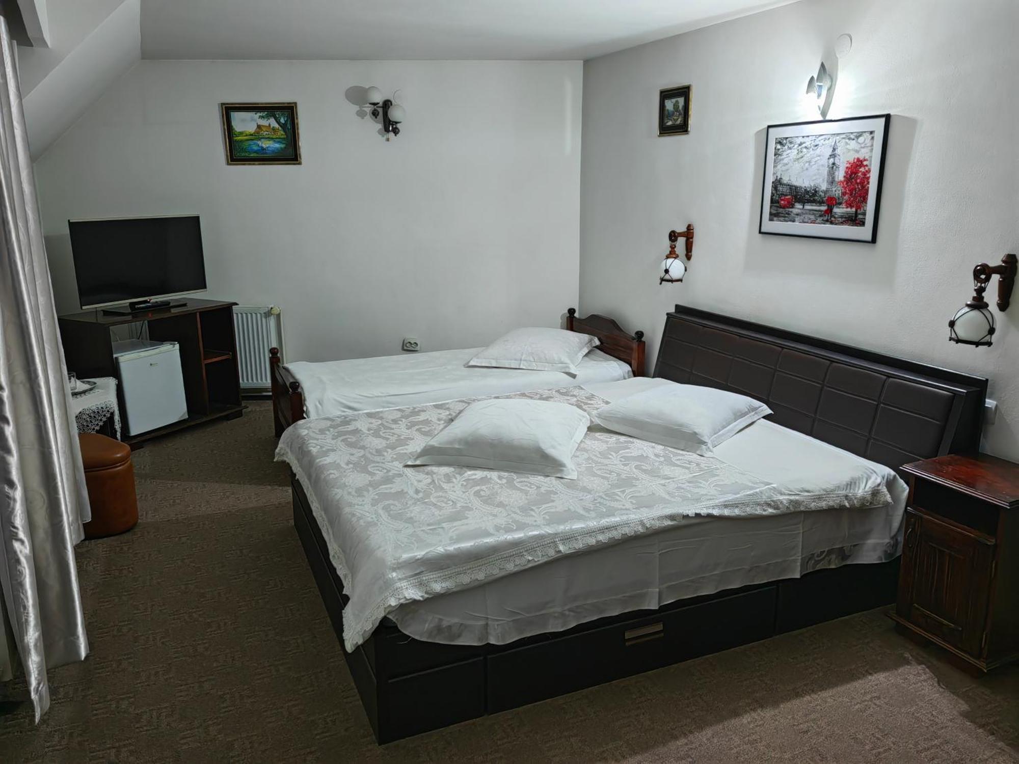 Pensiunea Millenium Sibiu With Parking - Motorcycle Friendly Travel Routes Esterno foto