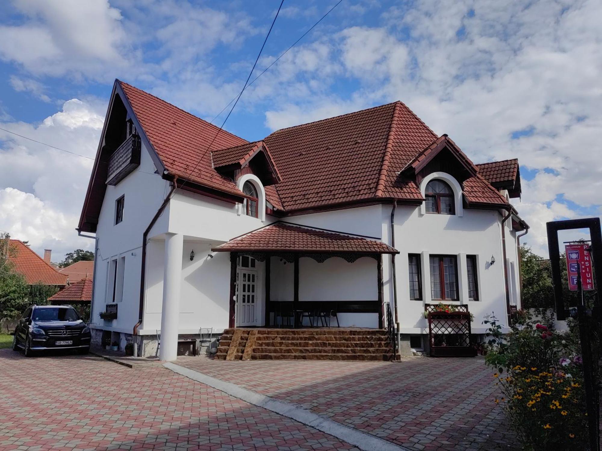 Pensiunea Millenium Sibiu With Parking - Motorcycle Friendly Travel Routes Esterno foto